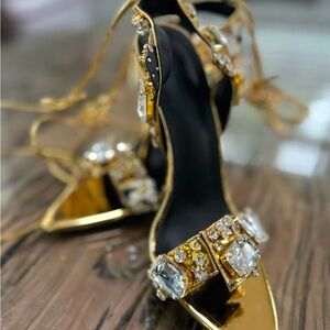 Glamorous black and gold high heel sandals #partyshoes